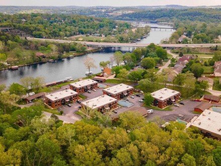 120 Wilshire Dr, Hollister, MO 65672