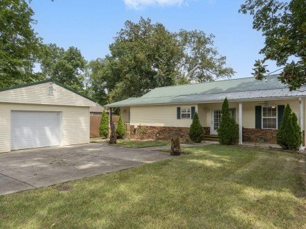 1612 Acacia Club, Hollister, MO 65672