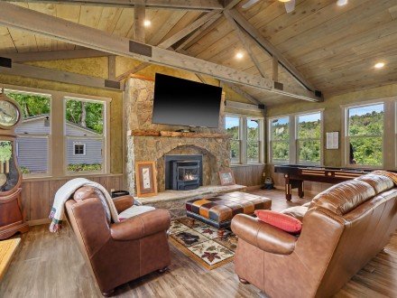 1612 Acacia Club, Hollister, MO 65672