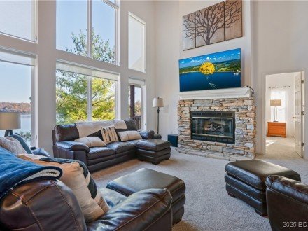 17661 Sheldon Point, Gravois Mills, MO 65037