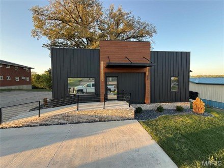 2552 Independence Street