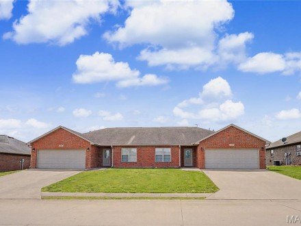 387/389 W Deerwood Drive