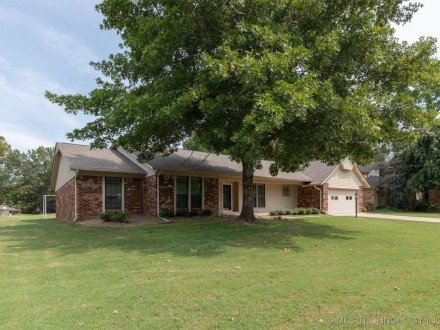 834 Lynwood Lane, Broken Arrow, OK 74011