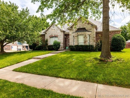525 N Vine Street, Jenks, OK 74037